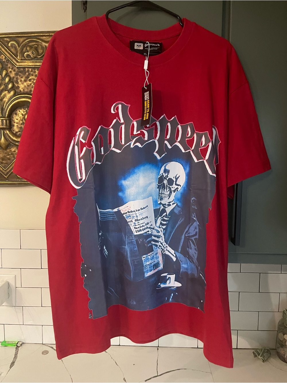 Men’s Graphic Design Tee Size XL.